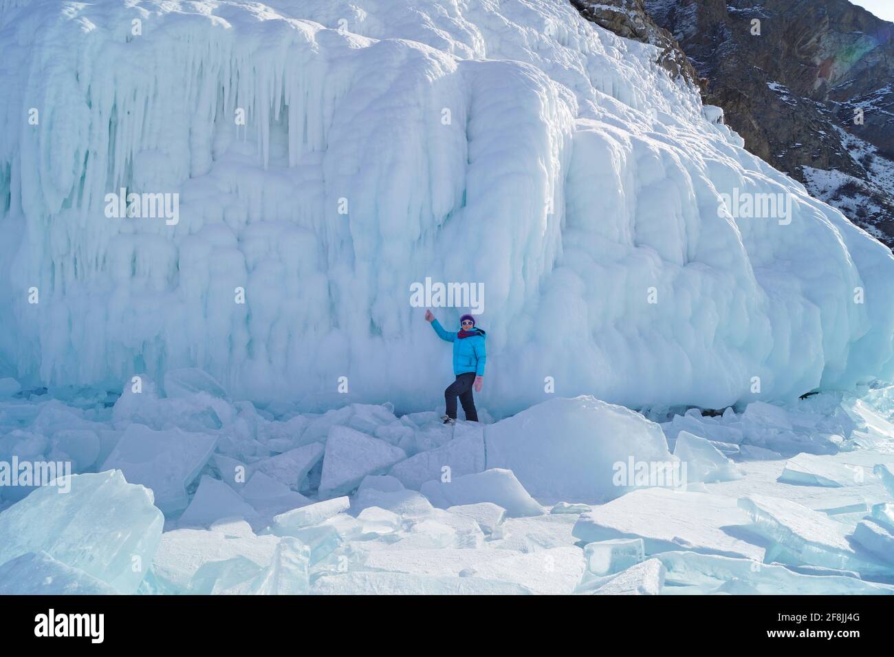 Eine 35-40-jährige Frau steht auf dem Hintergrund Des Eises Stockfoto