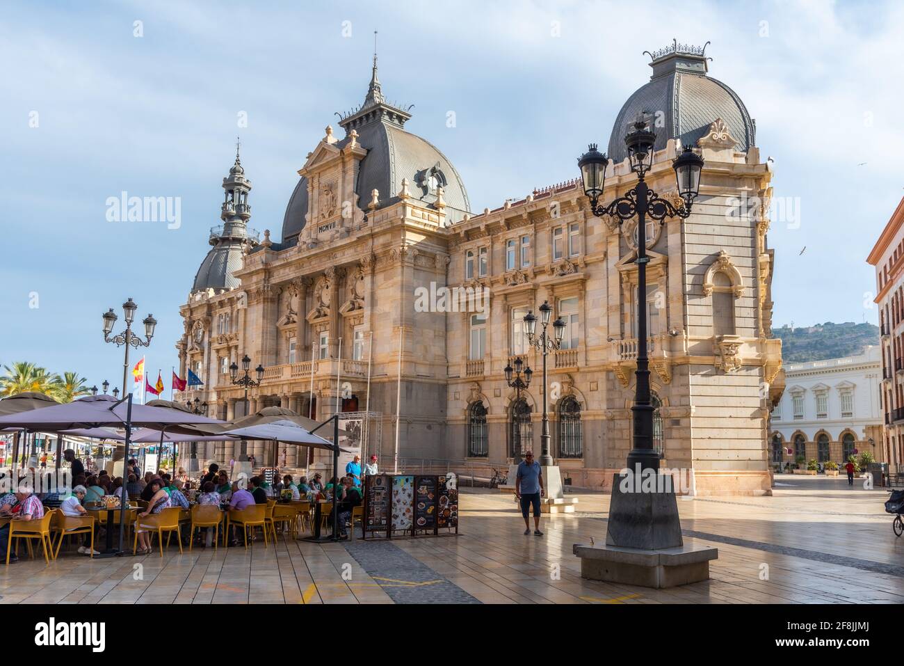 CARTAGENA, SPANIEN, 19. JUNI 2019: Die Menschen bummeln vor dem Palacio Consistoral in Cartagena, Spanien Stockfoto