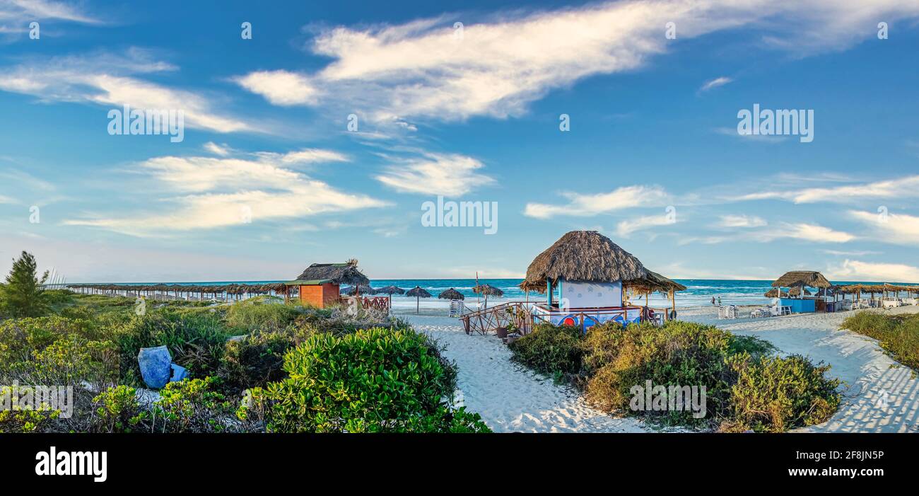 Panoramablick auf den tropischen Badeort am Meer mit Hütten, Bars und Schattierungszonen in Cayo Santa Maria, Kuba Stockfoto