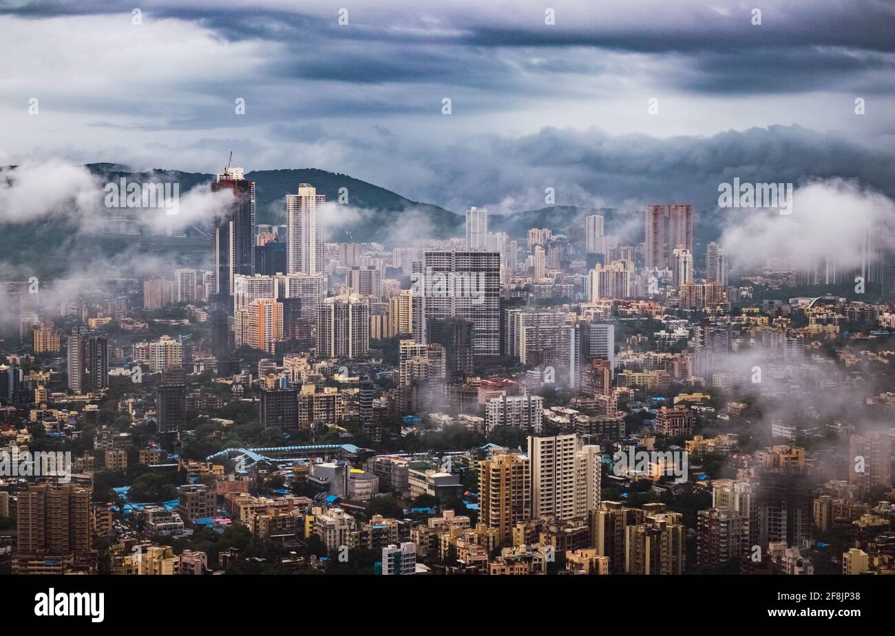 Mumbai aus Sicht der Wolken an einem regnerischen Monsuntag. Stockfoto