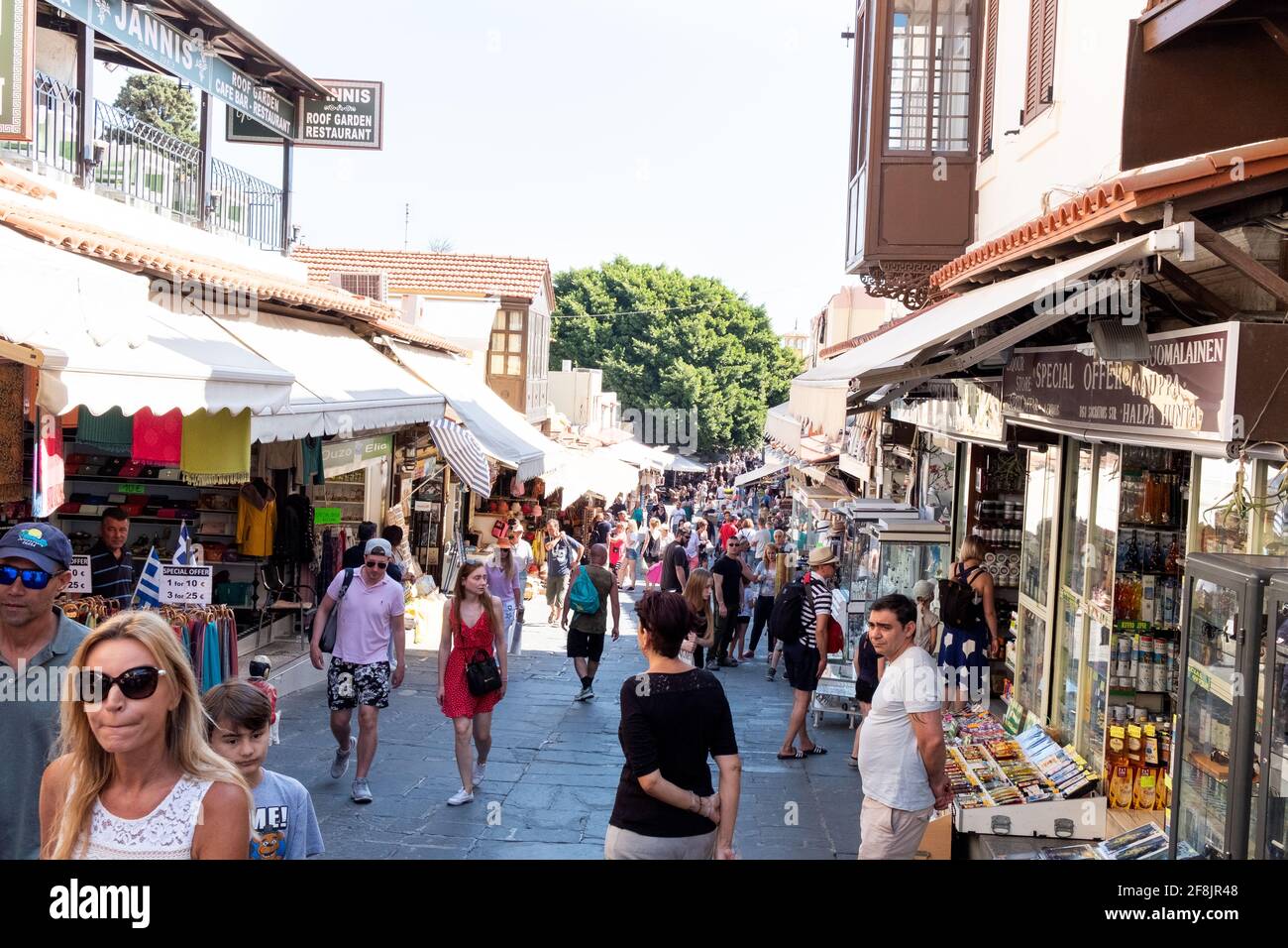 Eine Straße in der Altstadt von Rhodos, in der sich Touristen entspannen Unter den Souvenir während der Ferienzeit Stockfoto