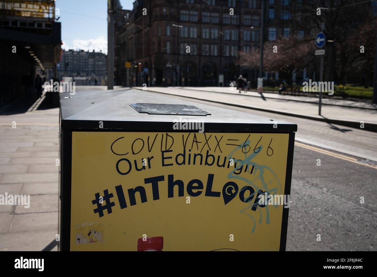 Edinburgh, Großbritannien, 14. April 2021. Anti-Covid-Impfstoff-Graffiti, ÒCovid VAXX = 666Ó, auf der Straße in Edinburgh, Schottland, abgekratzt. Mehr als 2,6 Millionen Schotten hatten jetzt während der aktuellen Gesundheitspandemie die erste Dosis des Covid-19-Coronavirus-Impfstoffs. Foto: Jeremy Sutton-Hibbert/Alamy Live News. Stockfoto