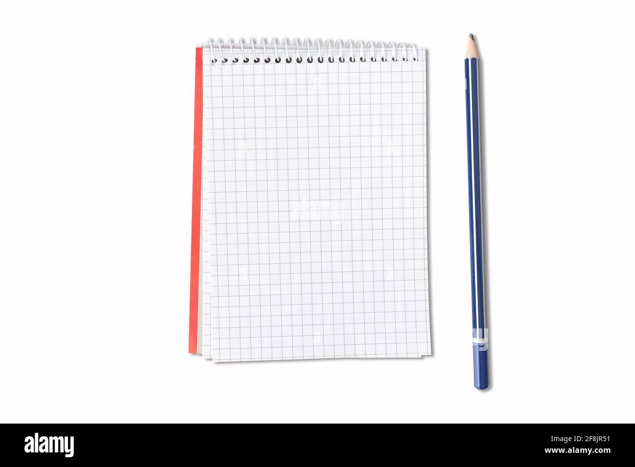 Direkt über Ansicht von kleinem Spiralnotepad und Bleistift isoliert Auf weißem Hintergrund Stockfoto