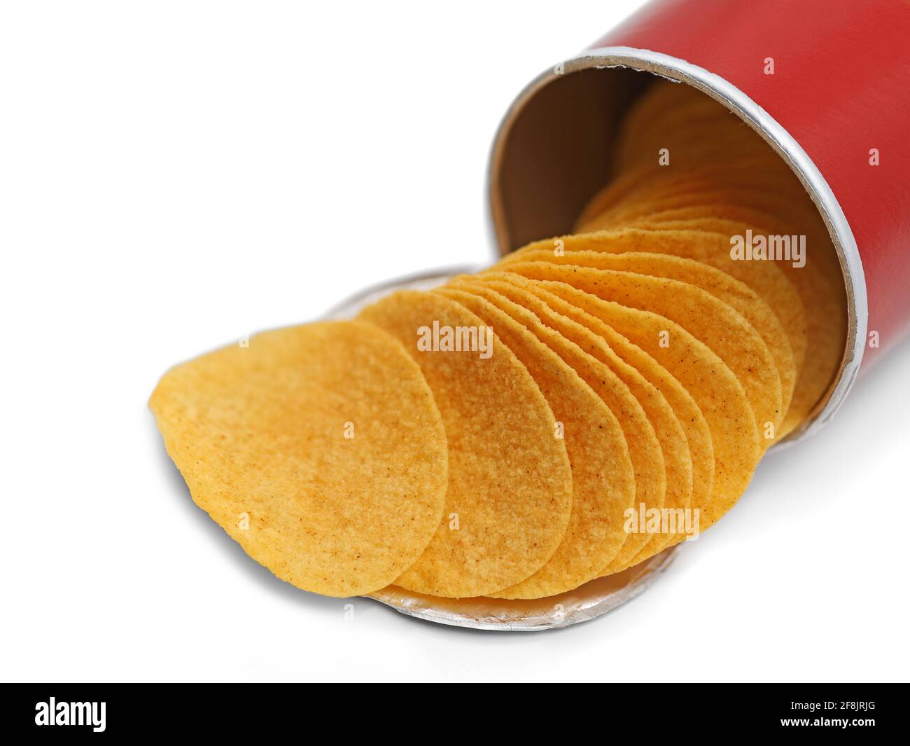 Gestapelte Chips fallen aus roten Pappkartonröhrchen, Paprika gewürzt Kartoffelchips in Dose isoliert auf weißem Hintergrund Stockfoto