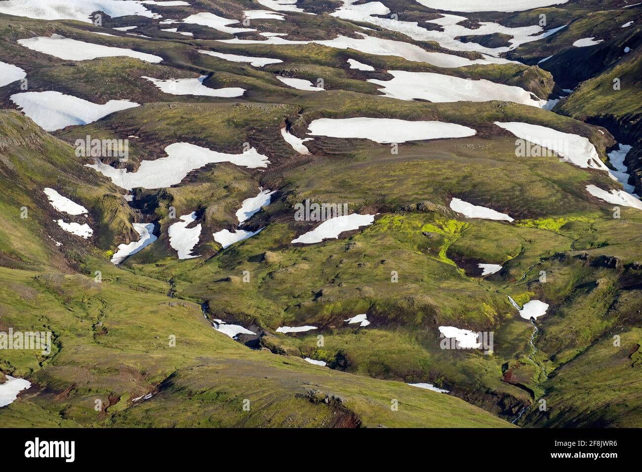 Luftaufnahme über den Bergrücken Thorsmork / Þórsmörk / Thorsmoerk mit Schneeflecken im Sommer im Süden von Island Stockfoto