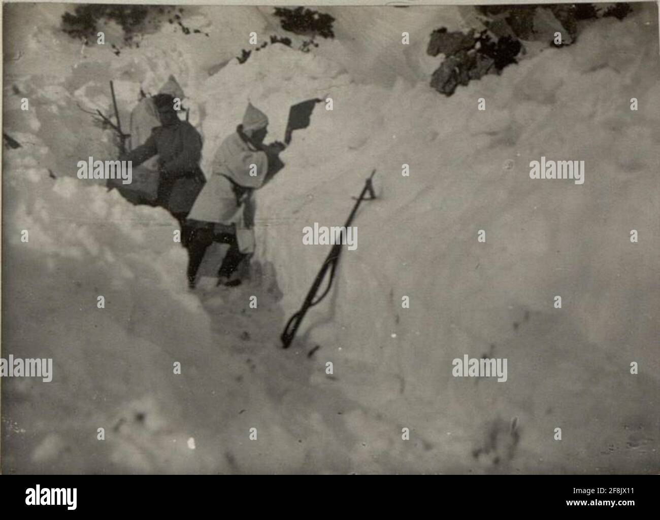 Schneewand als erste Abdeckung am rechten Flügel unterhalb des Cukla-Gipfels. . Stockfoto