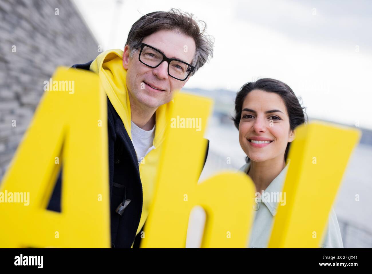 Köln, Deutschland. April 2021. Clarissa Correa da Silva und Ralph Caspers, Fernsehmoderatoren und Redakteure der WDR Kinder- und Jugendsendung 'Wissen macht Ah!', fotografiert am Rheinboulevard. Quelle: Rolf Vennenbernd/dpa/Alamy Live News Stockfoto