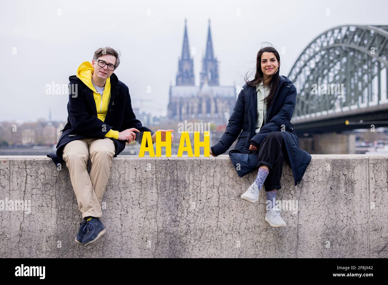 Köln, Deutschland. April 2021. Clarissa Correa da Silva und Ralph Caspers, Fernsehmoderatoren und Redakteure der WDR Kinder- und Jugendsendung 'Wissen macht Ah!', fotografiert am Rheinboulevard. Quelle: Rolf Vennenbernd/dpa/Alamy Live News Stockfoto