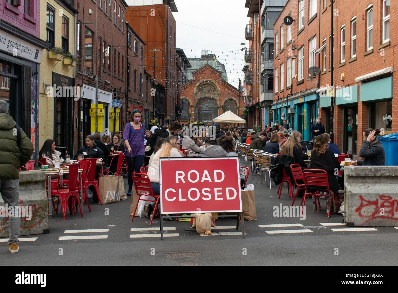 Restaurants nach Lockerung der Sperrungsbeschränkungen in England, Edge Street, Northern Quarter, Manchester, Großbritannien Stockfoto