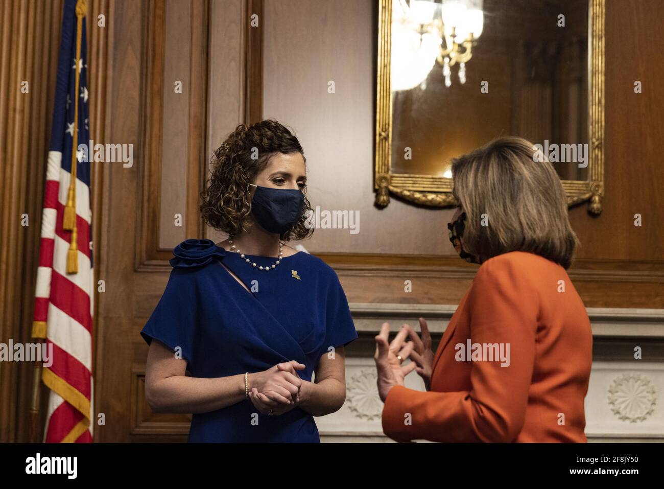 Washington, Usa. April 2021. Julia Letlow (R-LA) und die Sprecherin des Repräsentantenhauses Nancy Pelosi (D-CA) bei der feierlichen Vereidigung des US-Kapitols in Washington, DC am Mittwoch, dem 14. April 2021. Im vergangenen Monat wurde Letlow die erste republikanische Frau in Louisiana, die jemals zum Kongress gewählt wurde, und sie erhielt eine Sonderwahl, um den Sitz von ihrem verstorbenen Ehemann Luke zu besetzen, der vor seinem Amtsantritt starb. Foto von Tasos Katopodis/UPI Credit: UPI/Alamy Live News Stockfoto