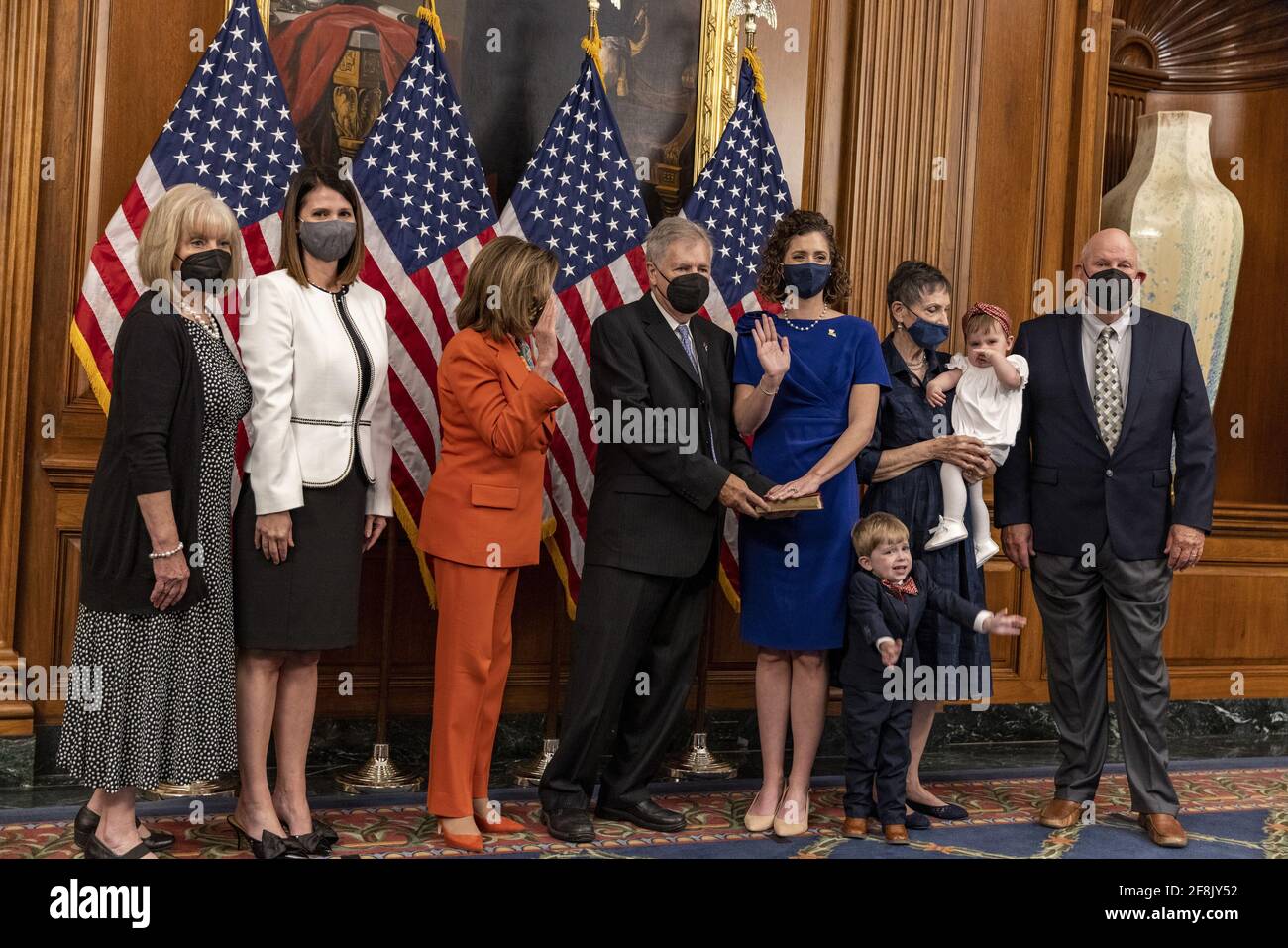 Washington, Usa. April 2021. Die Sprecherin des Repräsentantenhauses, Nancy Pelosi (D-CA) und Julia Letlow (R-LA), posieren mit ihrer Familie am Mittwoch, dem 14. April 2021, beim feierlichen Vereidigungs-Kongress des US-Kapitols in Washington, DC. Im vergangenen Monat wurde Letlow die erste republikanische Frau in Louisiana, die jemals zum Kongress gewählt wurde, und sie erhielt eine Sonderwahl, um den Sitz von ihrem verstorbenen Ehemann Luke zu besetzen, der vor seinem Amtsantritt starb. Foto von Tasos Katopodis/UPI Credit: UPI/Alamy Live News Stockfoto
