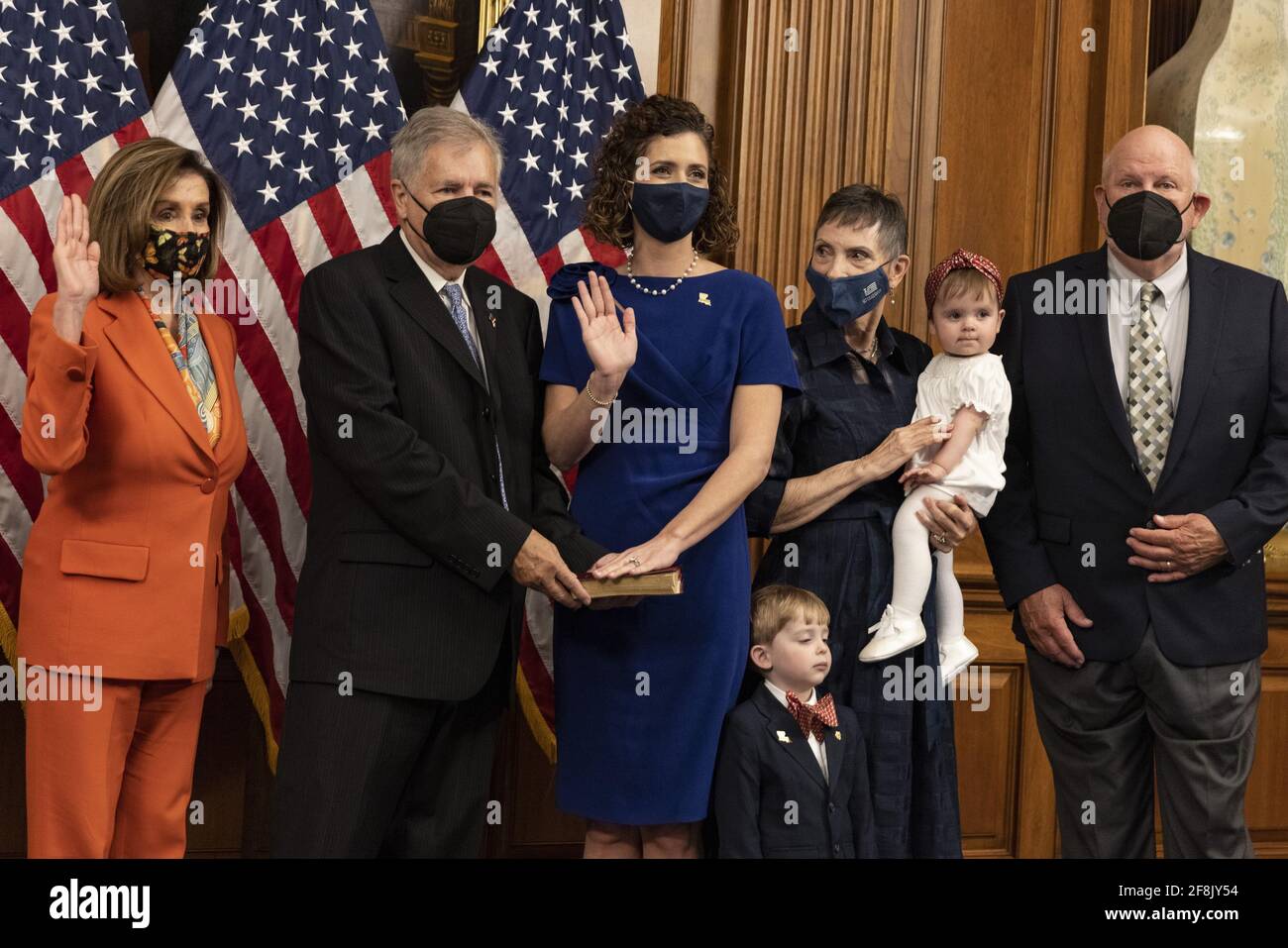 Washington, Usa. April 2021. Die Sprecherin des Repräsentantenhauses, Nancy Pelosi (D-CA) und Julia Letlow (R-LA), posieren mit ihrer Familie am Mittwoch, dem 14. April 2021, beim feierlichen Vereidigungs-Kongress des US-Kapitols in Washington, DC. Im vergangenen Monat wurde Letlow die erste republikanische Frau in Louisiana, die jemals zum Kongress gewählt wurde, und sie erhielt eine Sonderwahl, um den Sitz von ihrem verstorbenen Ehemann Luke zu besetzen, der vor seinem Amtsantritt starb. Foto von Tasos Katopodis/UPI Credit: UPI/Alamy Live News Stockfoto