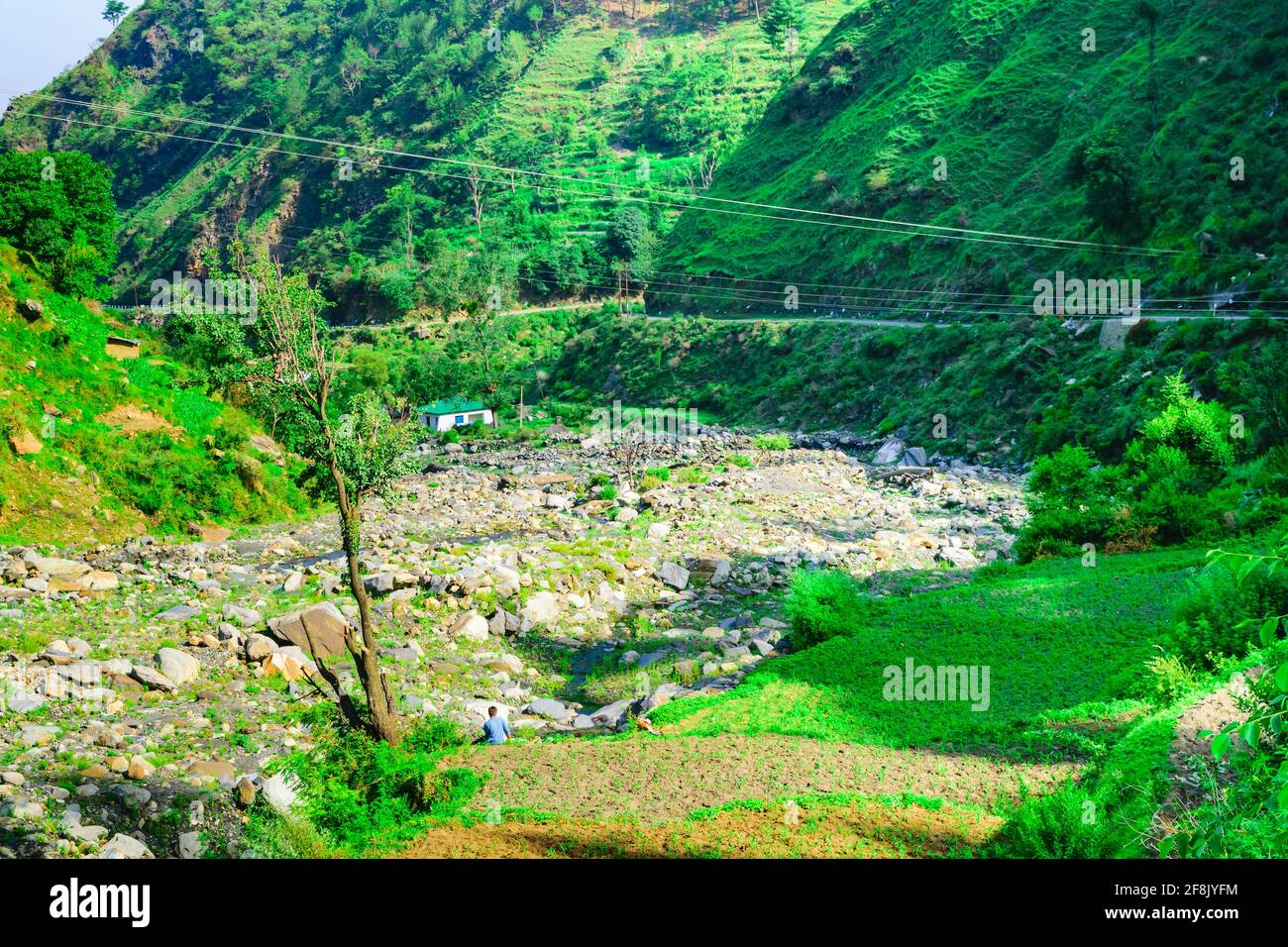 Blick auf dem Weg zum Prashar Lake Trekk Trail durch Flussbett. Es befindet sich in einer Höhe von 2730 m über dem Meeresspiegel, umgeben von kleineren himalaya-Gipfeln n Stockfoto