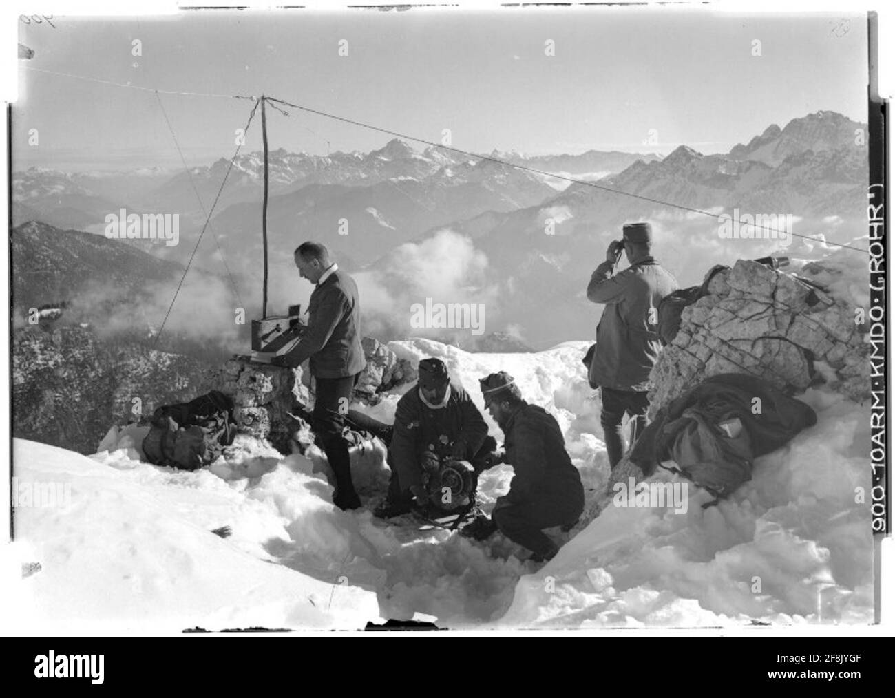 Tragbarer Radiosender (Rucksackstation), der eine Nachricht über Gisnitz Julische Alpen, Montasch sendet; Fotograf: 10. Armeecommando Rohr. Stockfoto