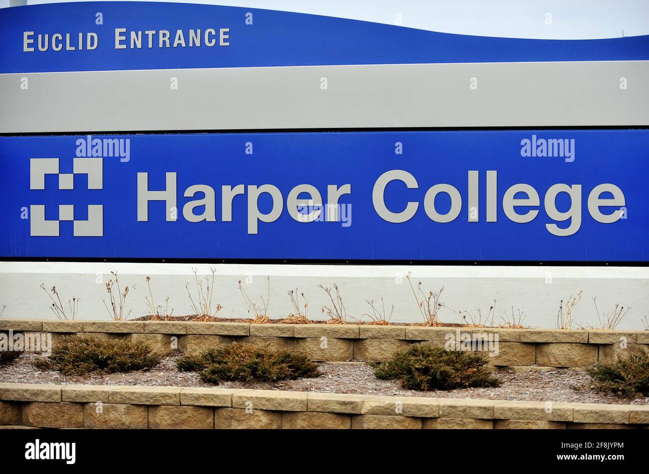 Schild an einem Eingang zur Identifizierung des Harper College, offiziell William Rainey Harper College, ist ein Community College in Palatine, Illinois, Stockfoto