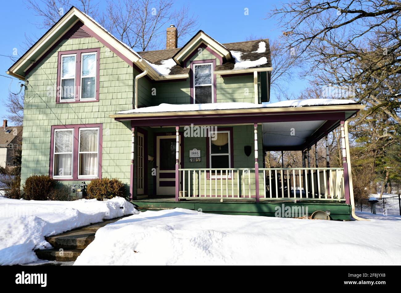 Elgin, Illinois, USA. Das historische Whitaker House, das 1885 erbaut wurde, liegt inmitten der winterlichen Schneeanhäufung auf der anderen Straßenseite vom Lords Park. Stockfoto