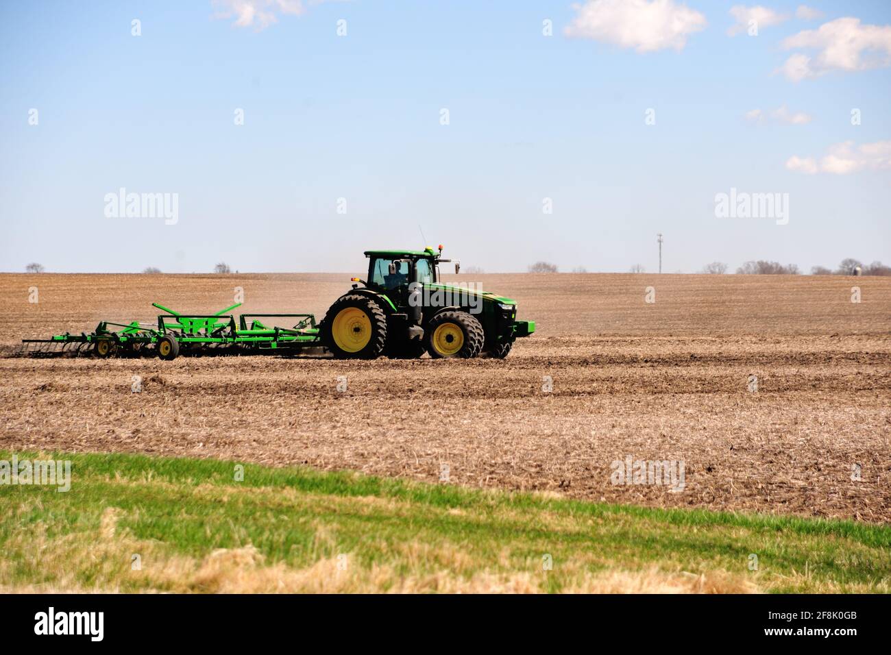 Lily Lake, Illinois, USA. Ein Bauer bereitet seine Felder auf einer großen Farm im Nordosten von Illinois vor. Stockfoto