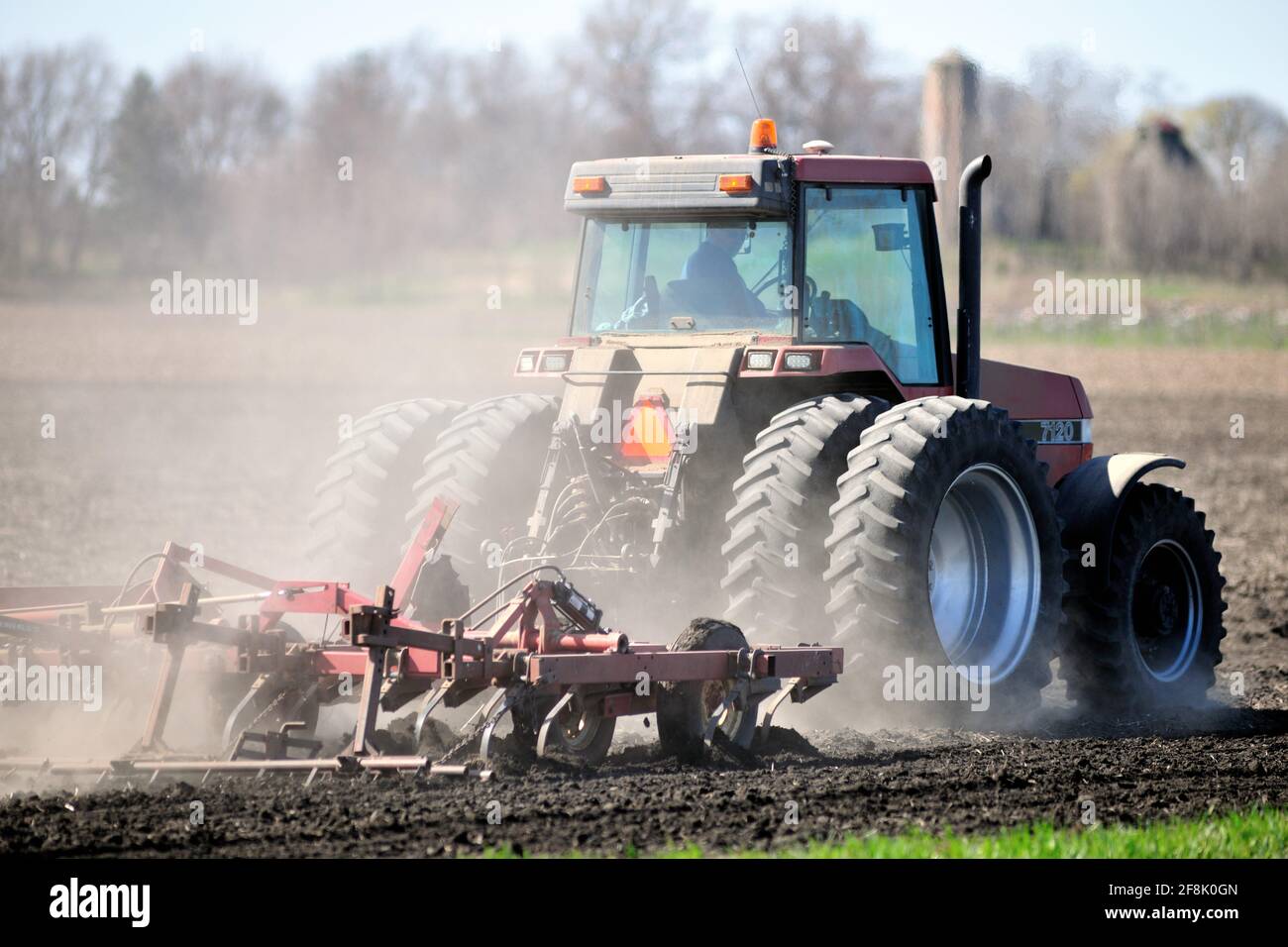 Kaneland, Illinois, USA. Ein Bauer bereitet seine Felder auf einer großen Verbreitung im Nordosten von Illinois vor. Stockfoto