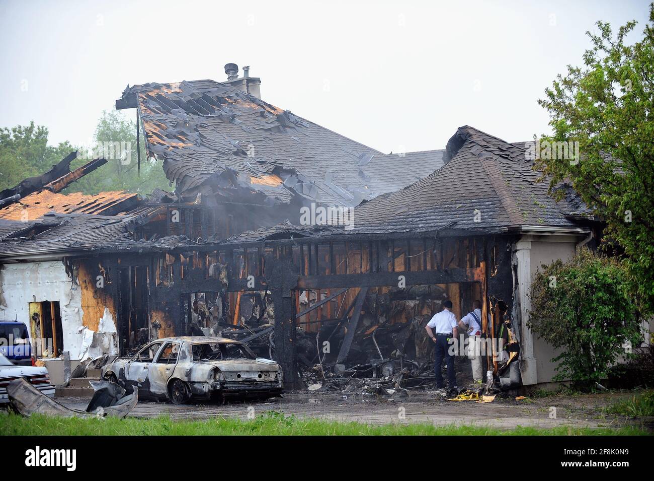 West Chicago, Illinois, USA. Ein immer noch schwelender Brand, der in einem Haus erhebliche Schäden und Verwüstungen verursacht hat. Stockfoto
