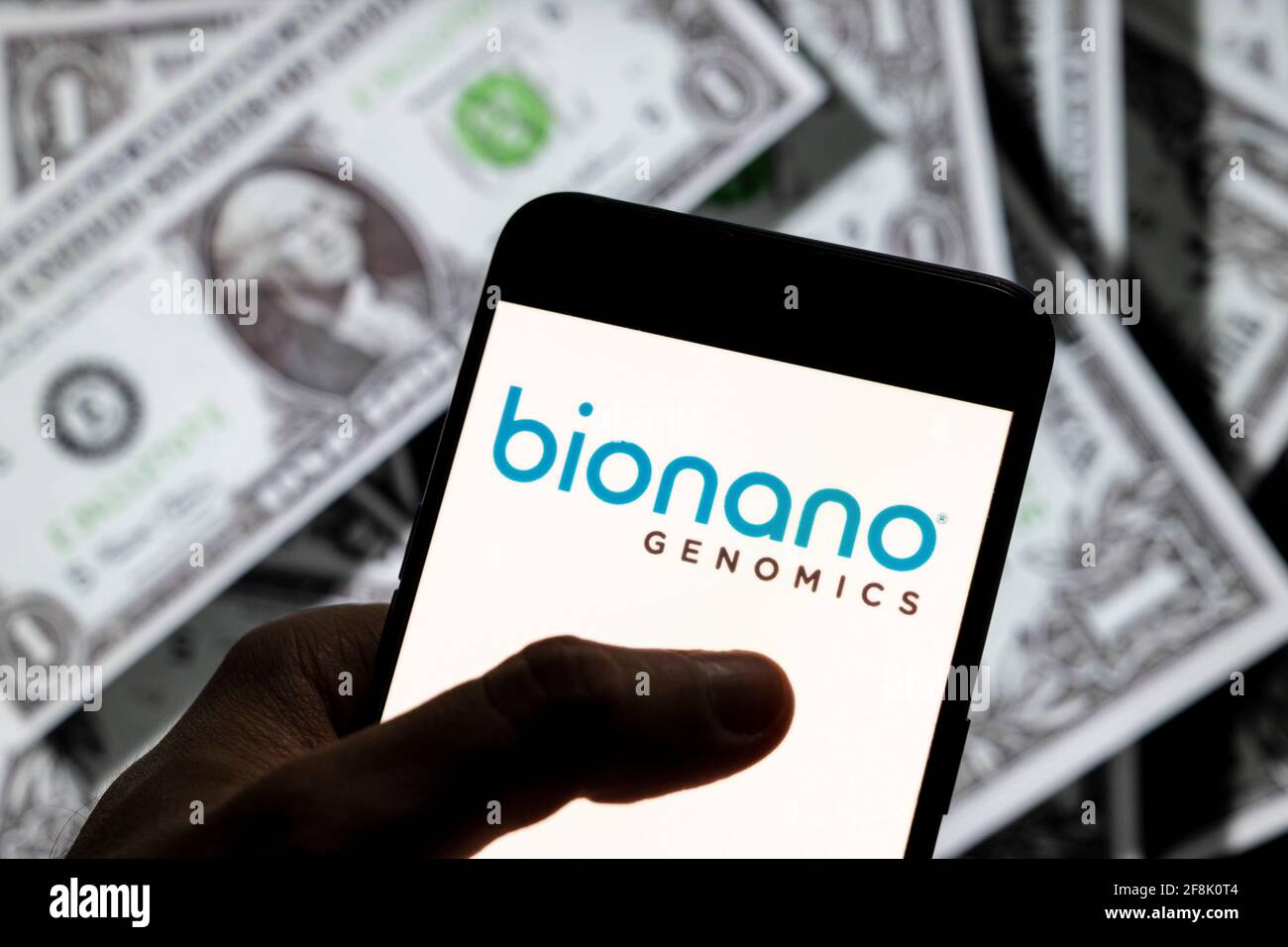 China. April 2021. In diesem Foto Illustration, die Plattform, um die langen Segmente der genomischen DNA-Biotechnologie-Unternehmen Bionano Genomics Logo zu analysieren ist auf einem Android-Handy-Bildschirm mit der Währung des US-Dollar-Symbol, Dollar Symbol im Hintergrund zu sehen. (Foto von Budrul Chukrut/SOPA Images/Sipa USA) Quelle: SIPA USA/Alamy Live News Stockfoto