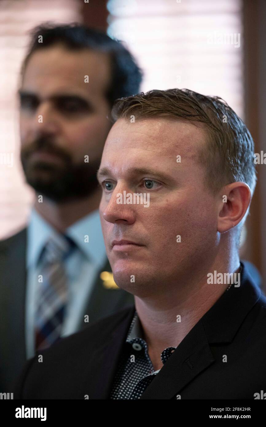 Dekorierte Militärveteranen, darunter der Empfänger der US-Marine und der Ehrenmedaille Dakota Meyer, treffen sich am 14. April 2021 zu einer Pressekonferenz im Texas Capitol, um auf eine Gesetzgebung zu drängen, die bestimmte psychedelische Medikamente zur therapeutischen Behandlung der posttraumatischen Belastungsstörung (PTSD) von Veteranen genehmigen würde. Kredit: Bob Daemmrich/Alamy Live Nachrichten Stockfoto