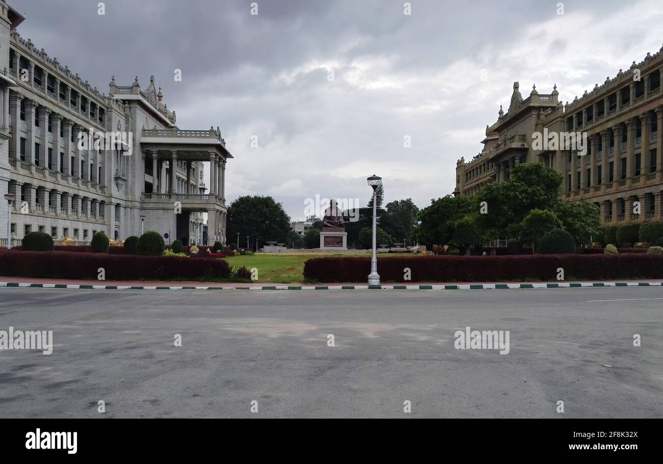 Bangalore, Indien - 04. September 2016: Weitwinkelansicht der Statue von Mahatma Gandhi gegen die Straße, ein Freiheitskämpfer für Frieden und die Seitenansicht o bekannt Stockfoto