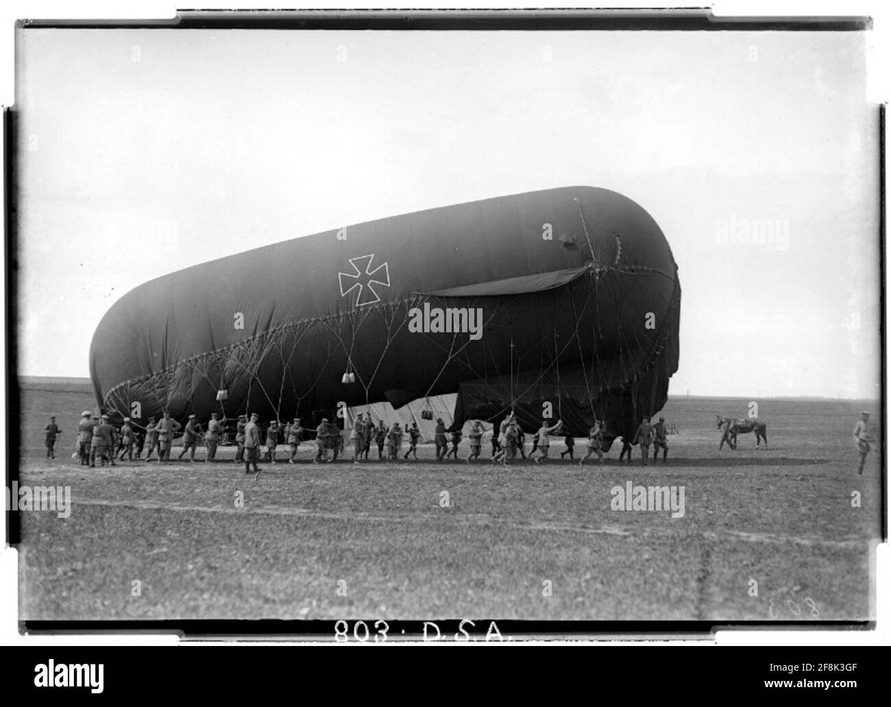 Festballon auf dem Weg zur Tankstelle in der Nähe von Plotycza, Ostgalizien. Stockfoto