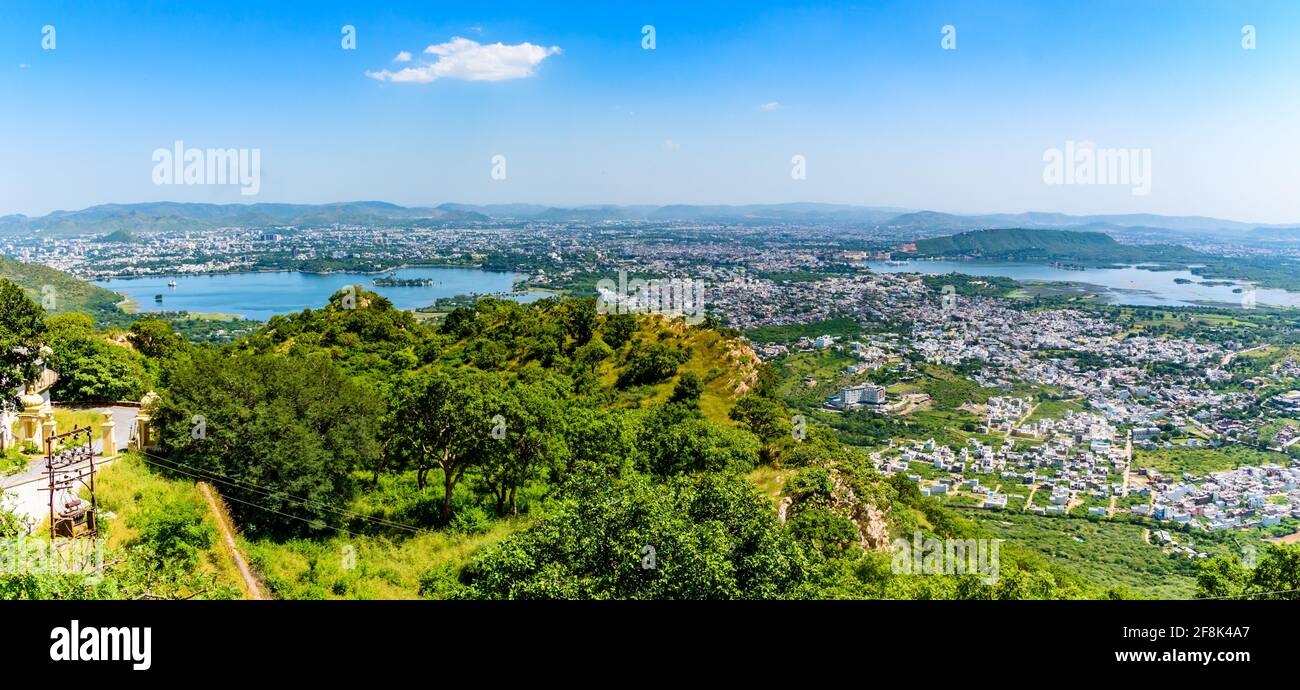 Panorama-Luftaufnahme der Stadt Udaipur auch bekannt als Stadt der Seen von Monsun Palast in Sajjangarh, Rajasthan. Es ist die historische Hauptstadt der Sippe Stockfoto