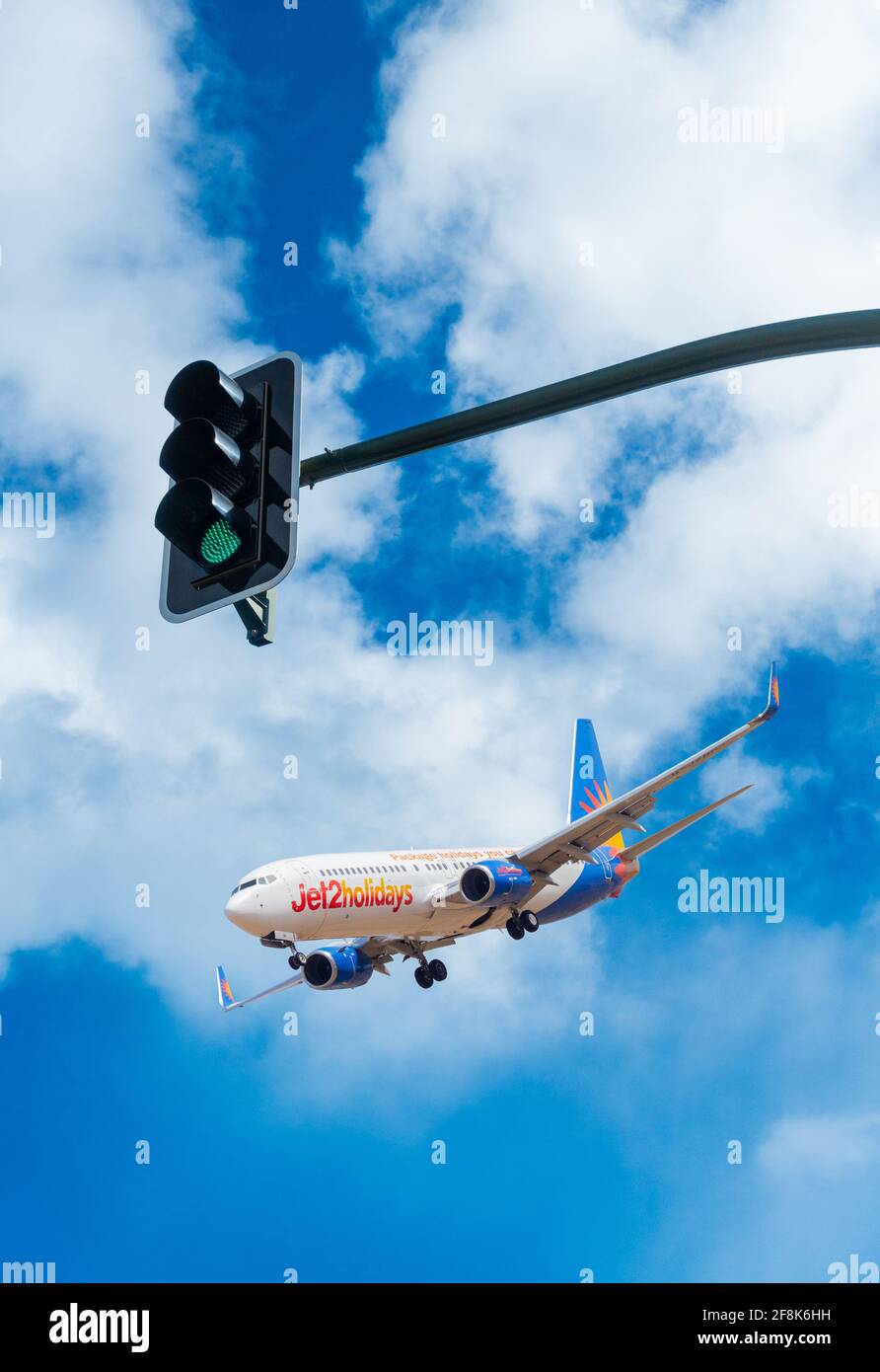 Jet 2, Jet2.com Flugzeuge, Flugzeug und grüne Ampeln. Tourismus, Luftfahrt, Covid, Reisen... Konzept Stockfoto