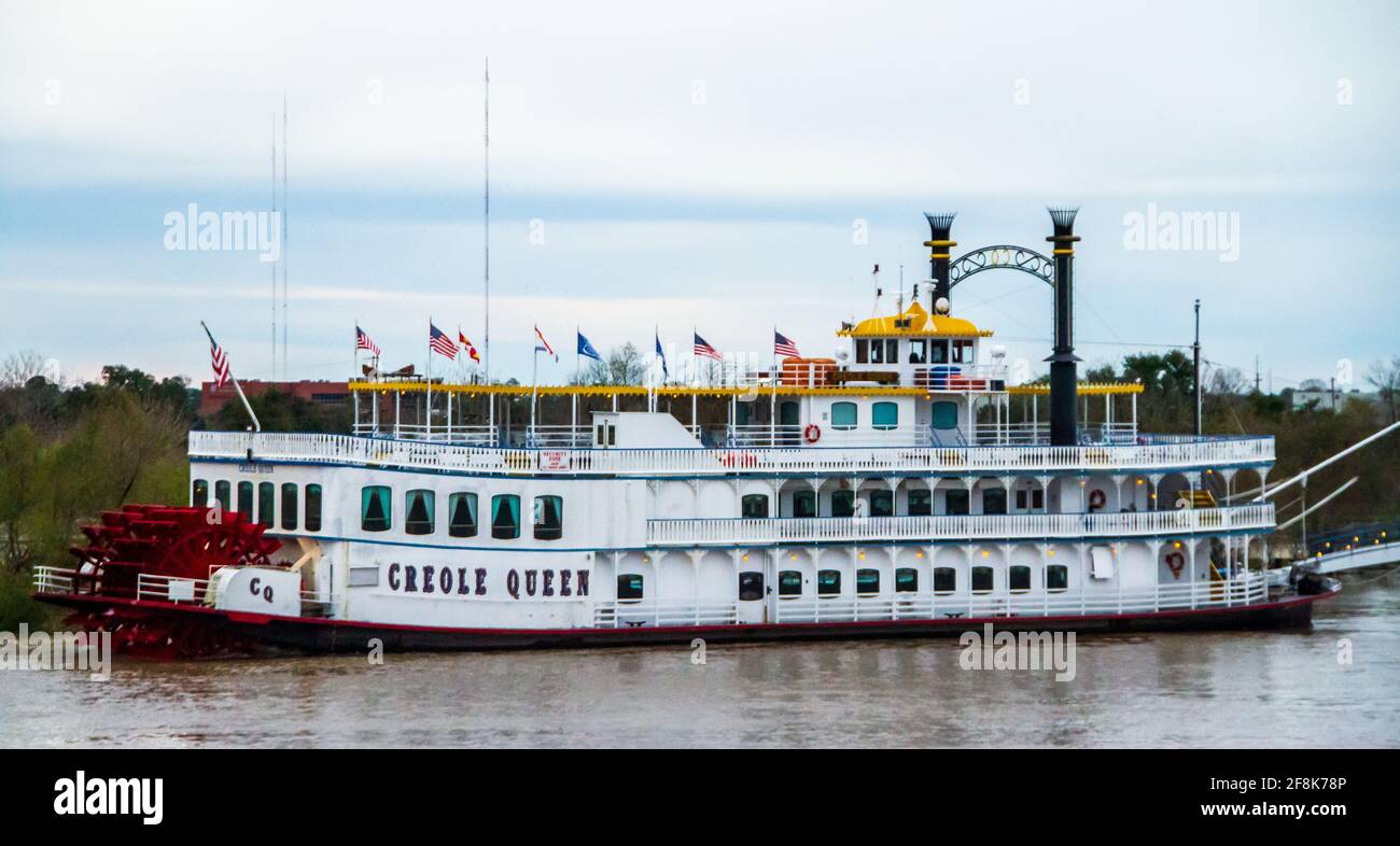 Luxuriöses kreolisches Queen Flussboot auf dem Mississippi River in New Orleans, Louisiana, USA. Kapazität für 880 Passagiere, 3 Speisesäle, Jazz und Geschichte. Stockfoto