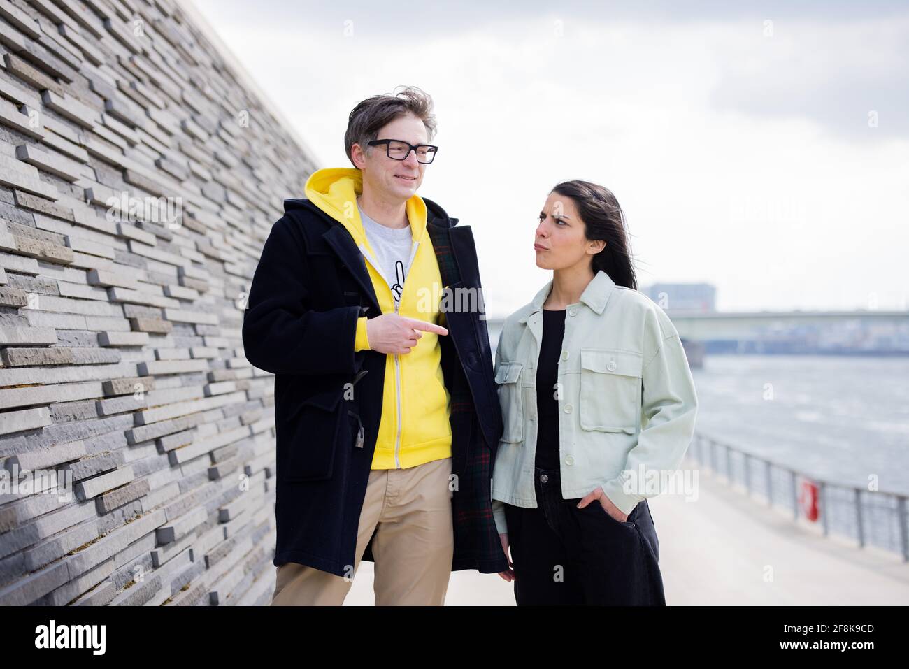 Köln, Deutschland. April 2021. Clarissa Correa da Silva und Ralph Caspers, Fernsehmoderatoren und Redakteure der WDR Kinder- und Jugendsendung 'Wissen macht Ah!', fotografiert am Rheinboulevard. Quelle: Rolf Vennenbernd/dpa/Alamy Live News Stockfoto