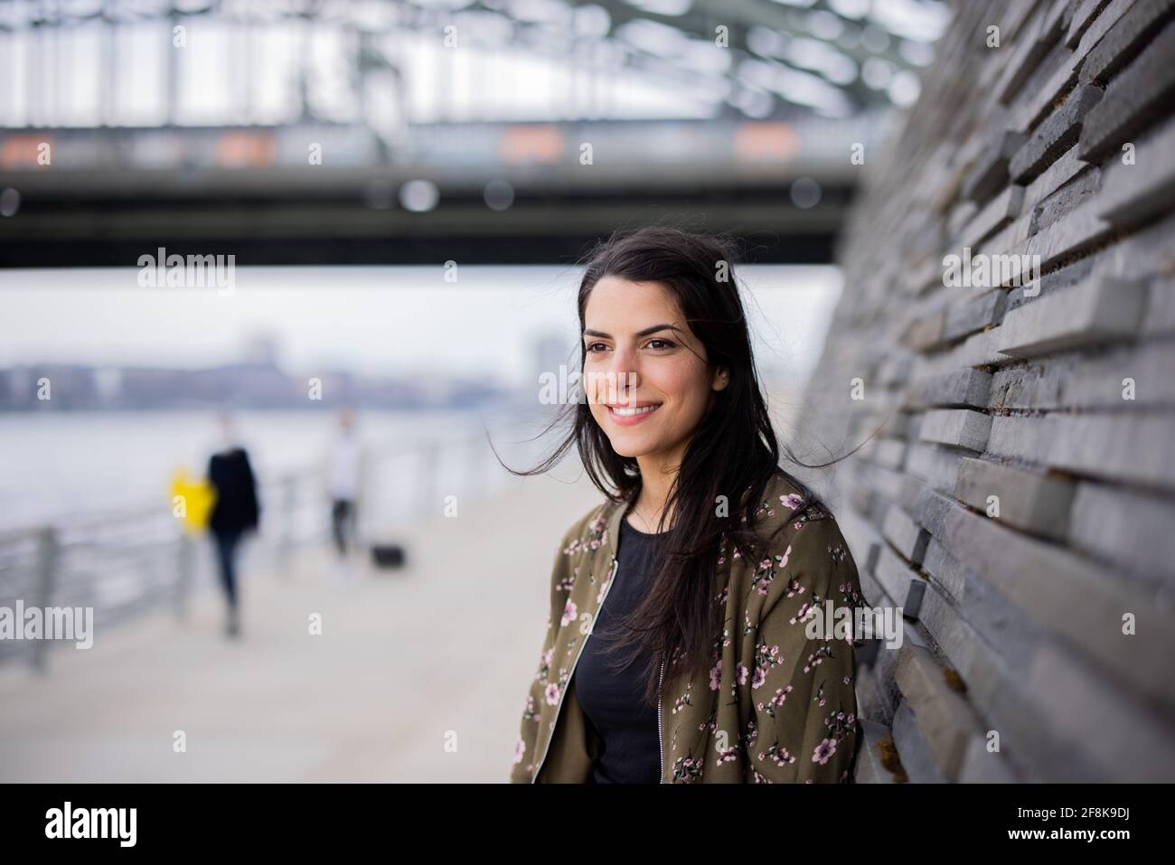 Köln, Deutschland. April 2021. Clarissa Correa da Silva, Fernsehmoderatorin und Redakteurin der WDR Kinder- und Jugendsendung 'Wissen macht Ah!', fotografiert am Rheinboulevard. Quelle: Rolf Vennenbernd/dpa/Alamy Live News Stockfoto