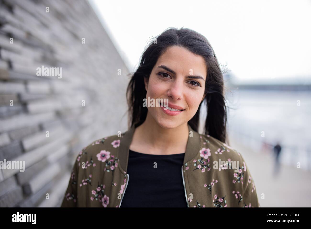 Köln, Deutschland. April 2021. Clarissa Correa da Silva, Fernsehmoderatorin und Redakteurin der WDR Kinder- und Jugendsendung 'Wissen macht Ah!', fotografiert am Rheinboulevard. Quelle: Rolf Vennenbernd/dpa/Alamy Live News Stockfoto