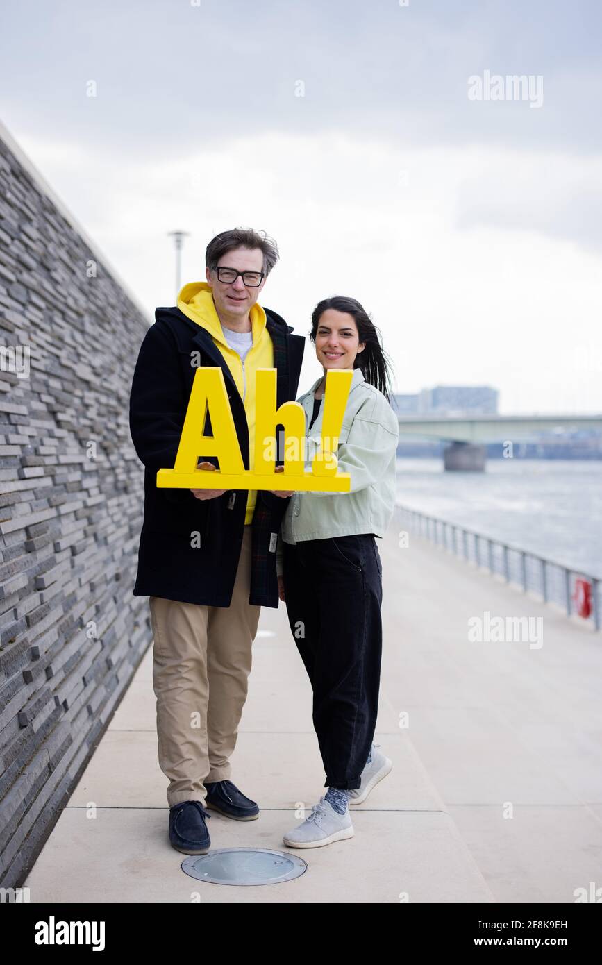 Köln, Deutschland. April 2021. Clarissa Correa da Silva und Ralph Caspers, Fernsehmoderatoren und Redakteure der WDR Kinder- und Jugendsendung 'Wissen macht Ah!', fotografiert am Rheinboulevard. Quelle: Rolf Vennenbernd/dpa/Alamy Live News Stockfoto