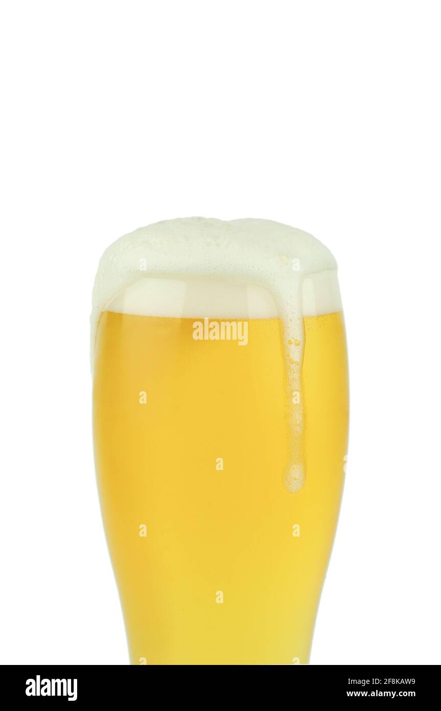 Glas kaltes Bier mit isoliertem Schaum auf weißem Hintergrund. Stockfoto