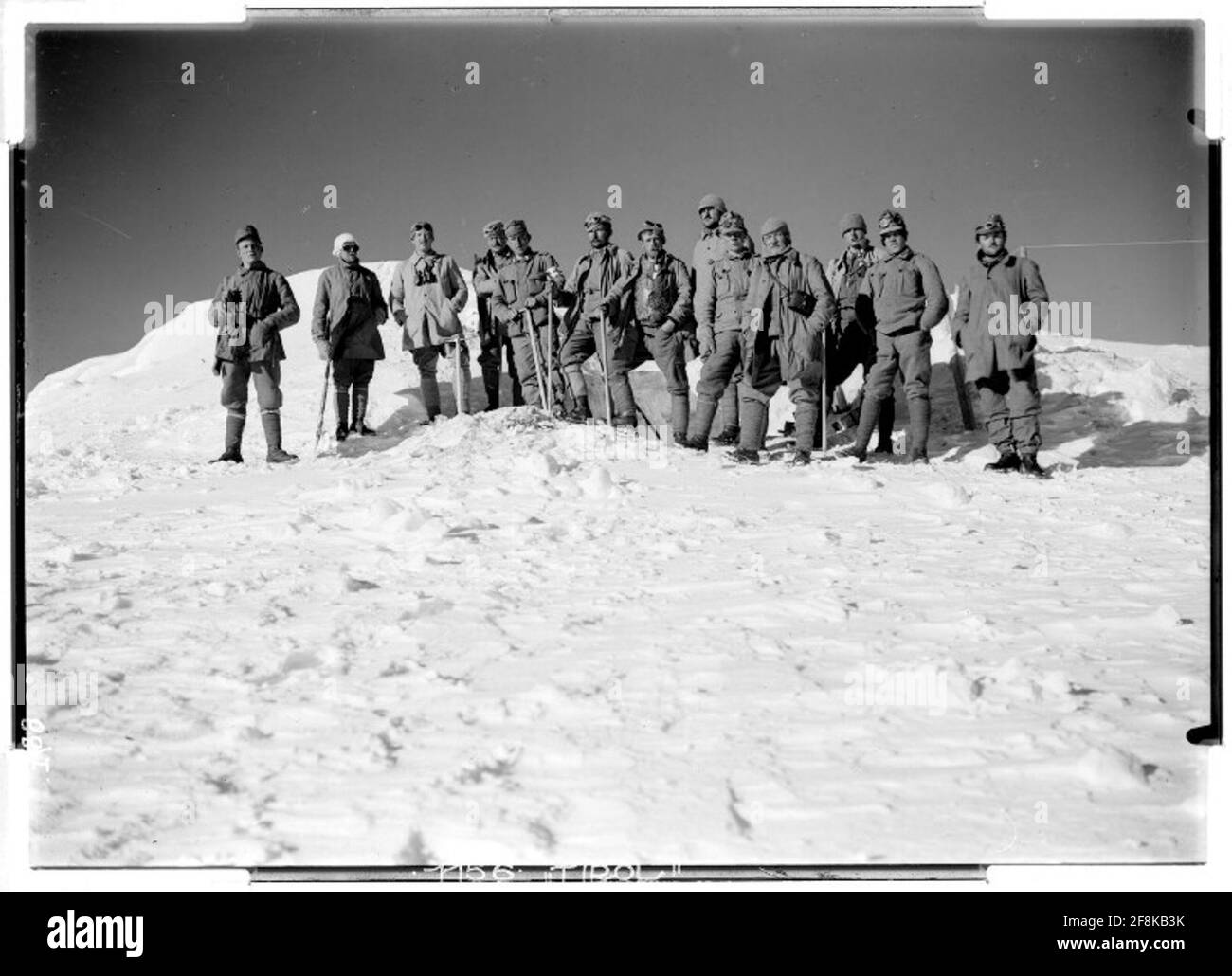 Gruppe auf dem Gipfel der Ortler Crew am Eingang zu ihrer ausgegrabenen Südfront, Südtirol, Fotograf: Flam. Stockfoto
