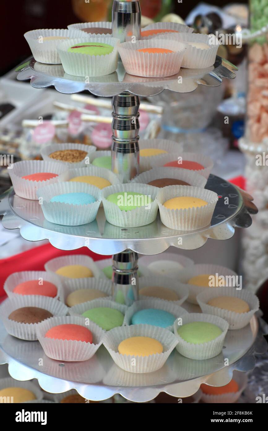 Die Muffins auf einem Tablett auf einem Markt Stockfoto