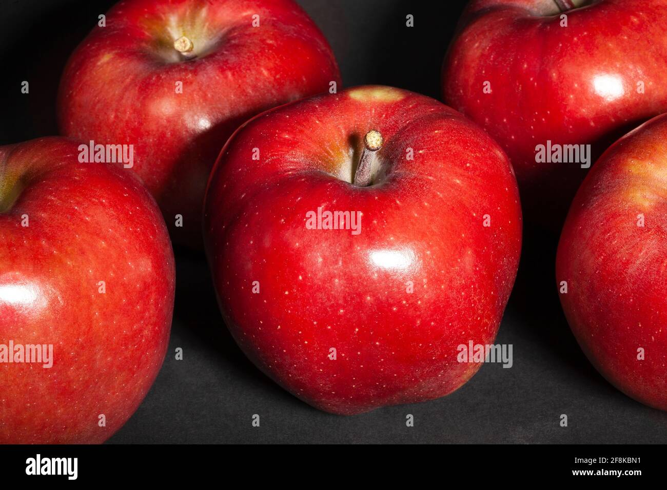 Roter köstlicher Apfel auf schwarzem Hintergrund Stockfoto