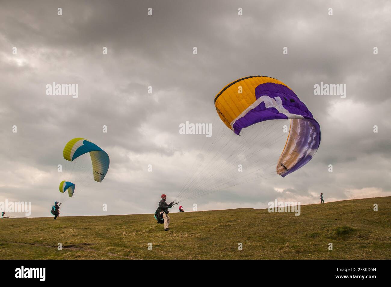 Bo Peep, Alciston, Lewes, East Sussex, Großbritannien. April 2021. Ein heller Start in den Tag mit zunehmender Wolke am Nachmittag. Kalter Wind aus dem Nordosten bringt Gleitschirmflieger nach Bo Peep auf den Southdowns weit über der herrlichen Landschaft von Sussex. Kredit: David Burr/Alamy Live Nachrichten Stockfoto