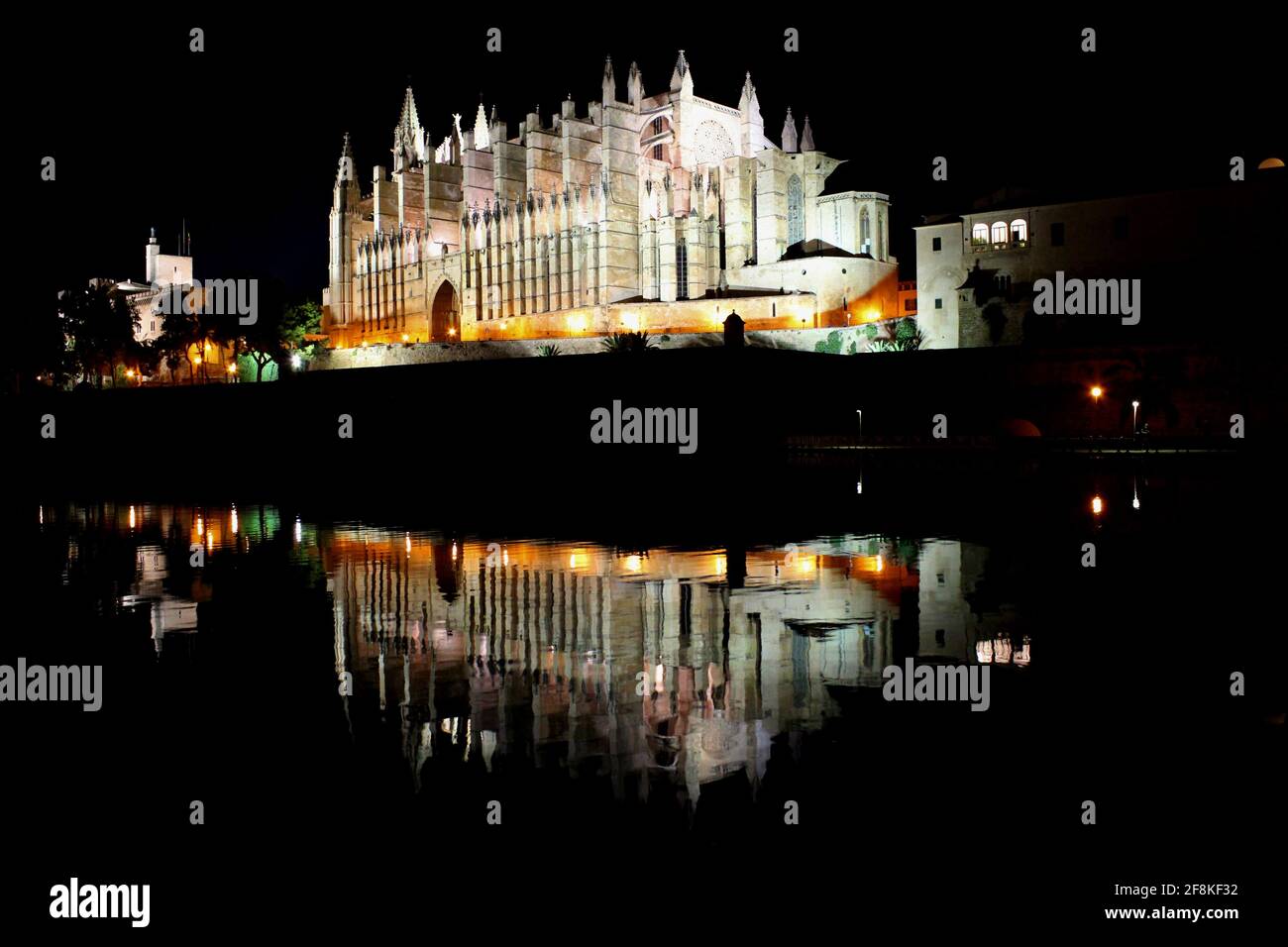 Nachtansicht der Kathedrale Santa Maria de Palma de Mallorca Stockfoto