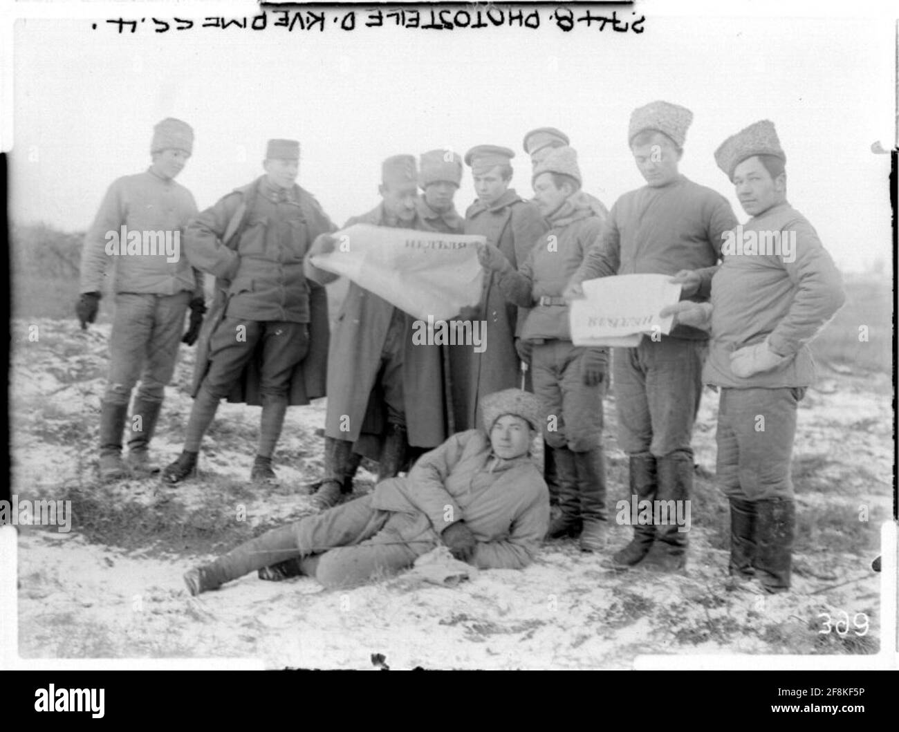 Russische Parlamentarier, die Zeitungen lesen, wahrscheinlich in der Nähe von Wladimir Wolinsky, Russland, Wolhynia; Fotograf: Kriegsvermessung 4. Stockfoto
