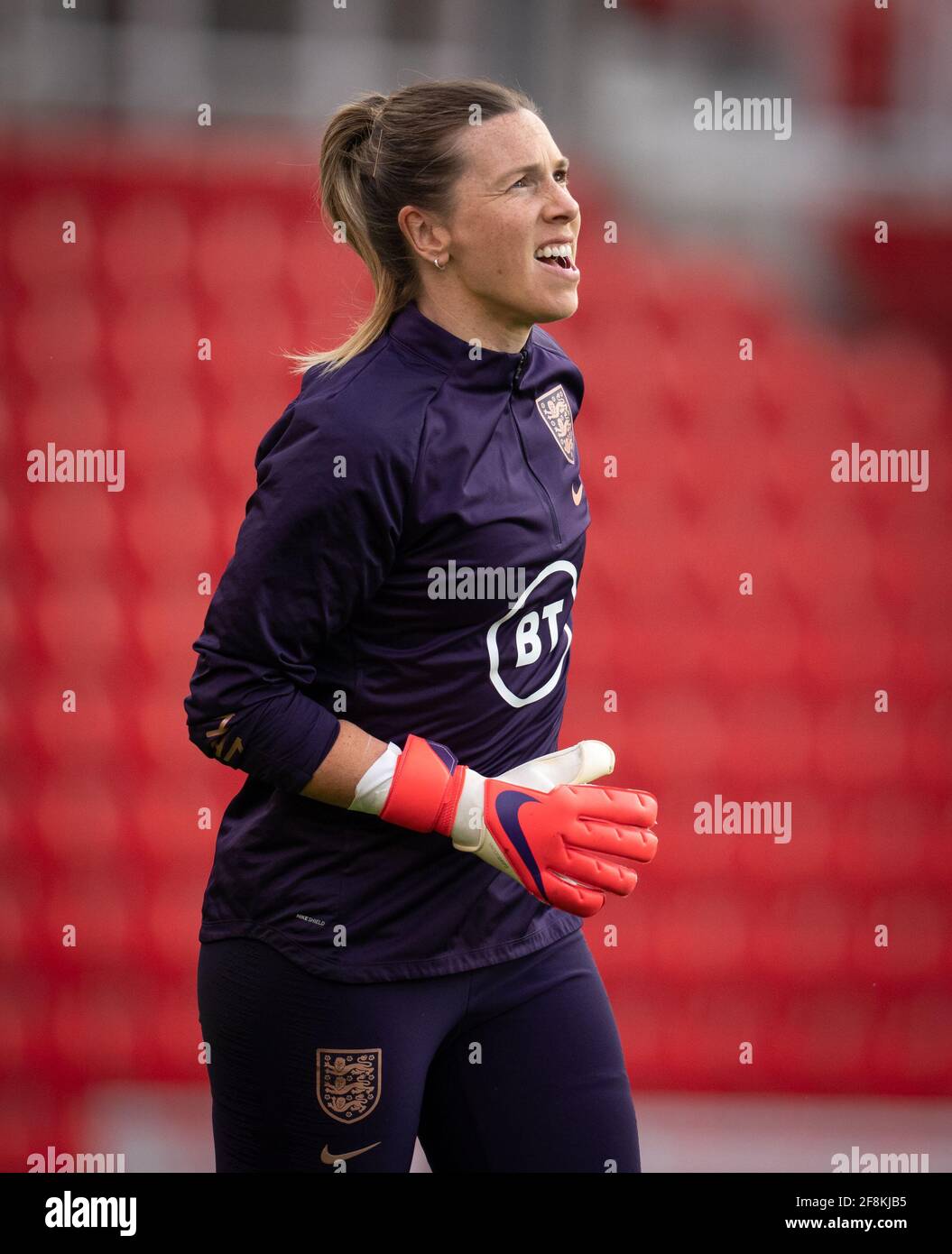 Stoke on Trent, Großbritannien. April 2021. Torhüterin Karen Bardsley (36 Jahre) (OL Reign) von England Frauen Vorspiel während des Internationalen Freundschaftsspiel gespielt hinter verschlossenen Türen, zwischen England Frauen und Kanada Frauen am 13. April 2021 im Britannia Stadium, Stoke-on-Trent, England. Foto von Andy Rowland. Quelle: Prime Media Images/Alamy Live News Stockfoto