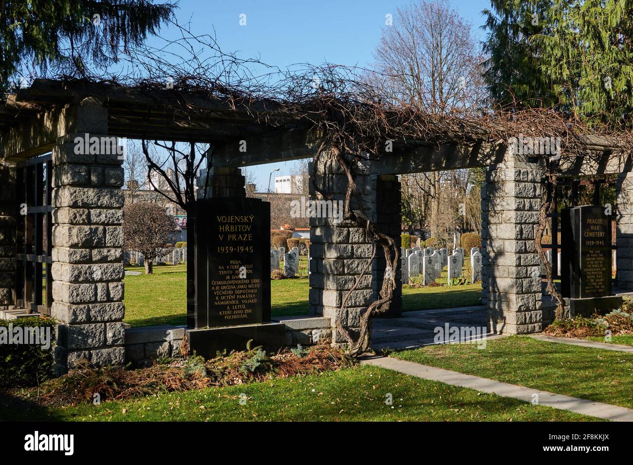 Prag, Tschechische Republik - 30. März 2021 - Prager Kriegsfriedhof 1939 - 1945. Es gibt sogar einige Commonwealth-Kriegsgräber hier. Stockfoto