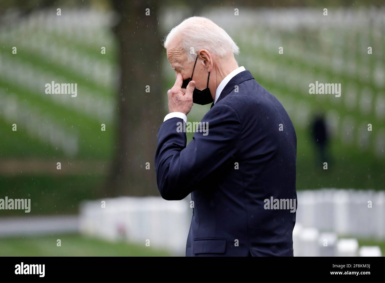 Washington, USA. April 2021. US-Präsident Joe Biden besucht am 14. April 2021 die Sektion 60 auf dem Arlington National Cemetery in Washington. Foto von Yuri Gripas/Pool/Sipa USA Quelle: SIPA USA/Alamy Live News Stockfoto