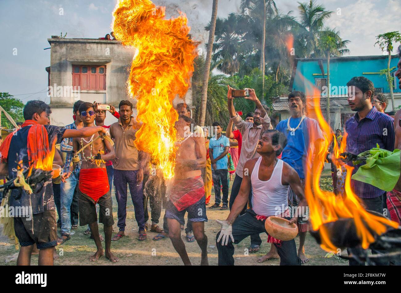 Hier steckten die Devotees scharfe Pfeile in ihre Körper, wickelten Tuch um ihre Köpfe und zündeten sie an. Andere Menschen werfen Weihrauchpulver. Stockfoto