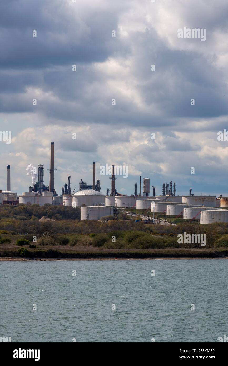 Panzer und Schornsteine im esso fawley exon mobil petrochemische Industrie Ölraffinerie-Depot auf southampton Water uk Stockfoto