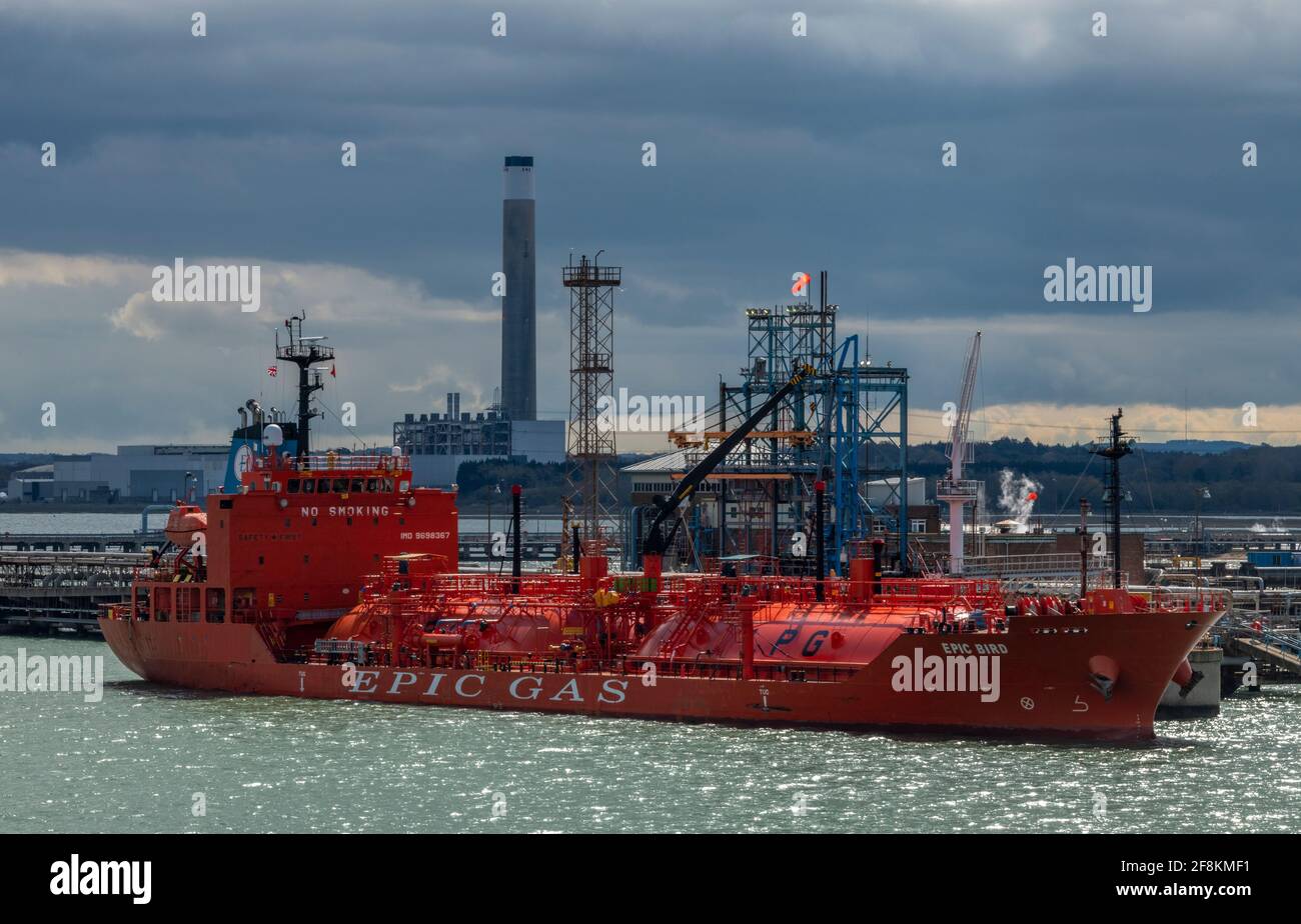 Ein kleiner Schiffstanker neben der ölraffinerie fawley Verarbeitungsanlage, die Gas und Brennstoff auf See transportiert Stockfoto