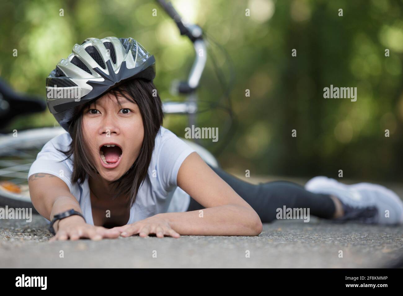 Verärgerte Frau fiel vom Mountainbike Stockfoto