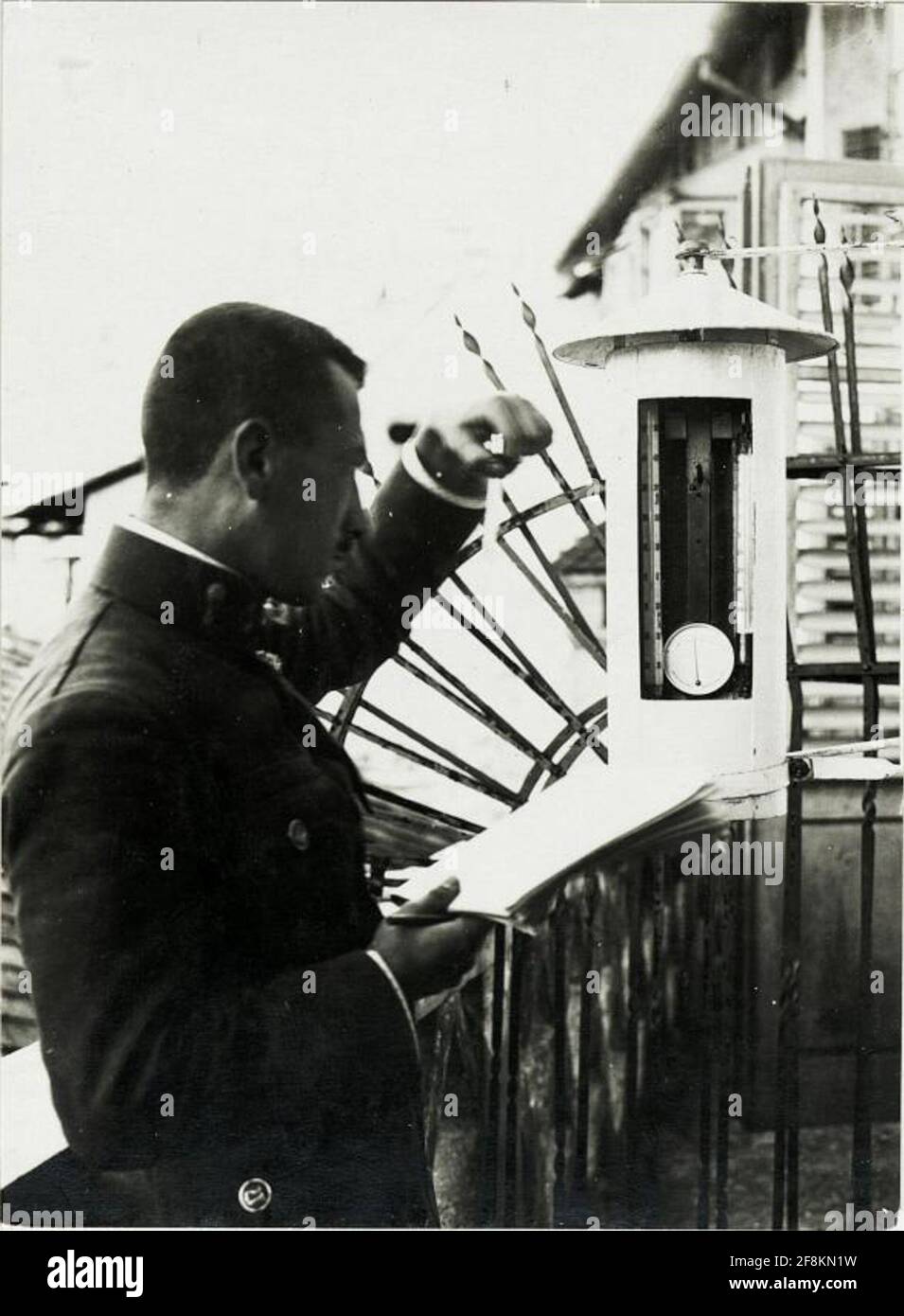 Feldwetterstation X. Schild mit Instrumenten, Ablesen des Kinderwagen-Thermometers. . Stockfoto