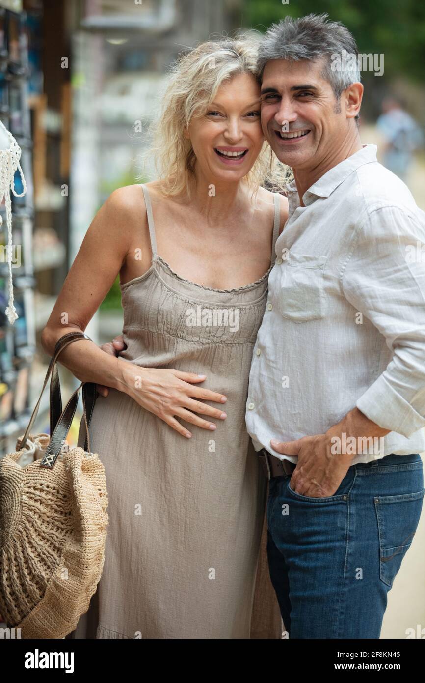 Glückliches Paar, das Sachen im Freien kauft Stockfoto